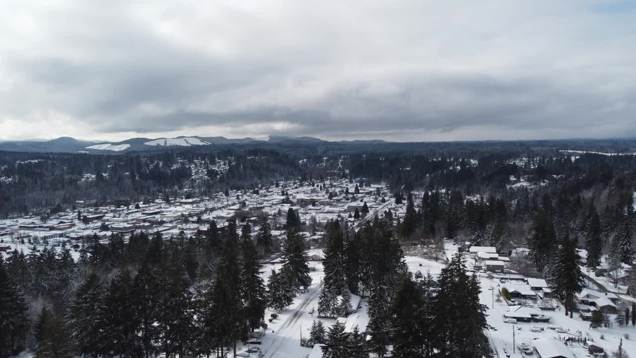 冬天的雪覆盖了一个小镇视频下载