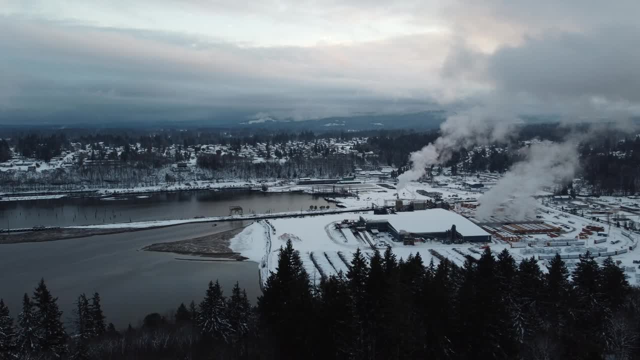 白雪覆盖的锯木厂景观视频下载