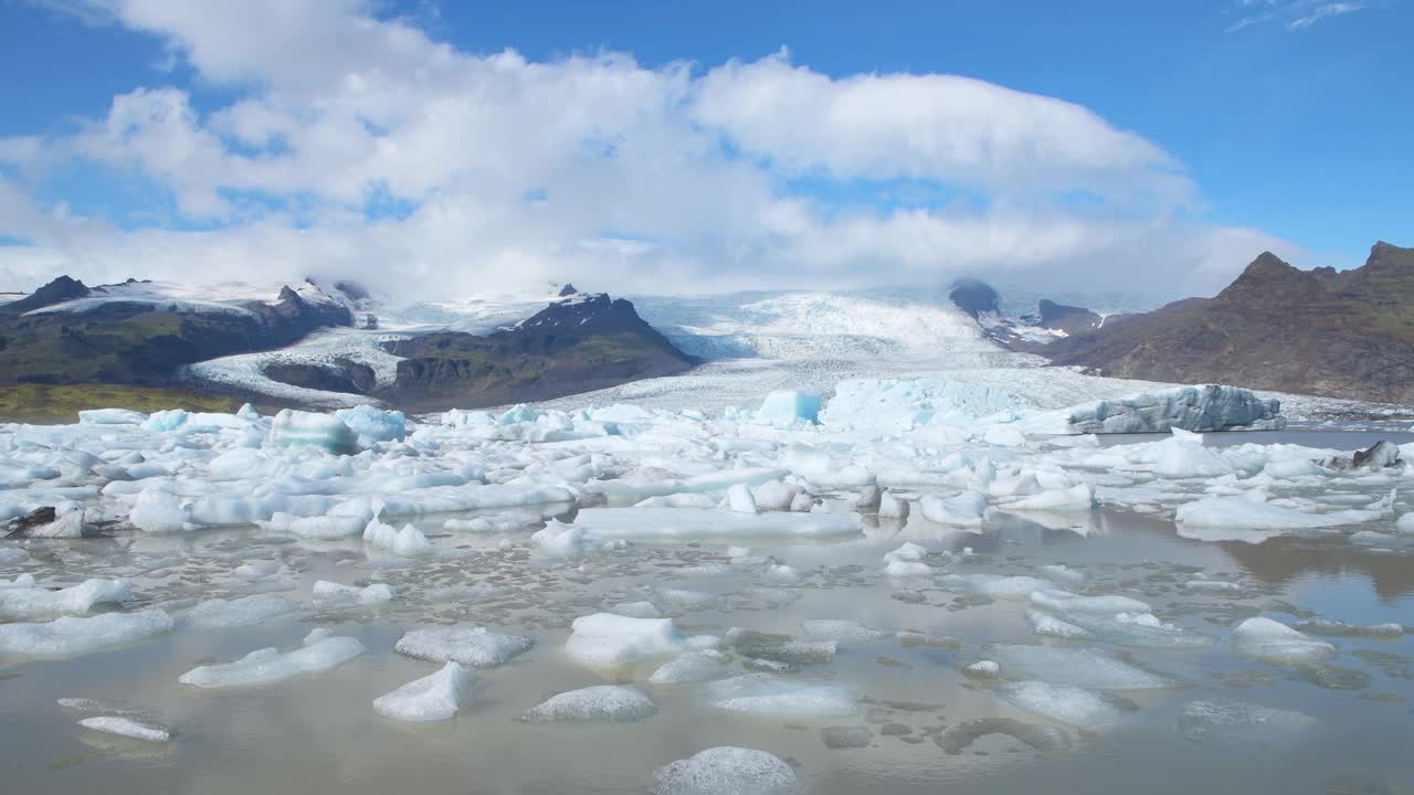 冰山漂浮在Vatnajökull国家公园的Fjallsárlón湖上视频素材