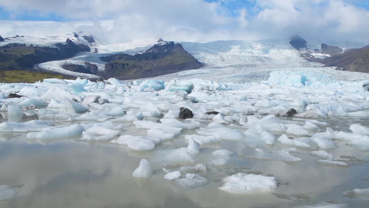 冰山漂浮在Vatnajökull国家公园的Fjallsárlón湖上视频素材