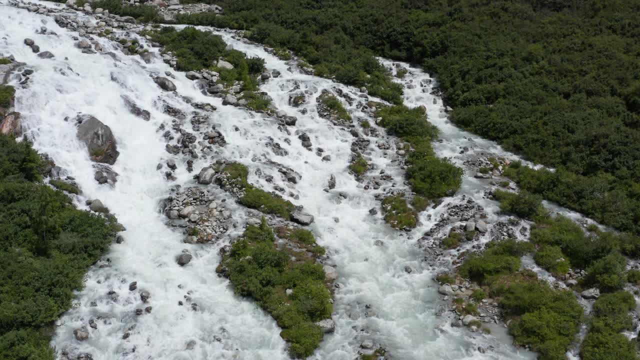 瑞士冰川附近的罗纳河瀑布鸟瞰图视频素材