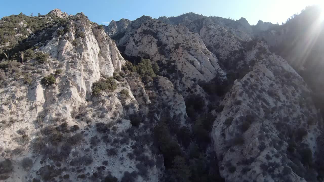 圣盖博山脉崎岖景观的航拍照片视频素材