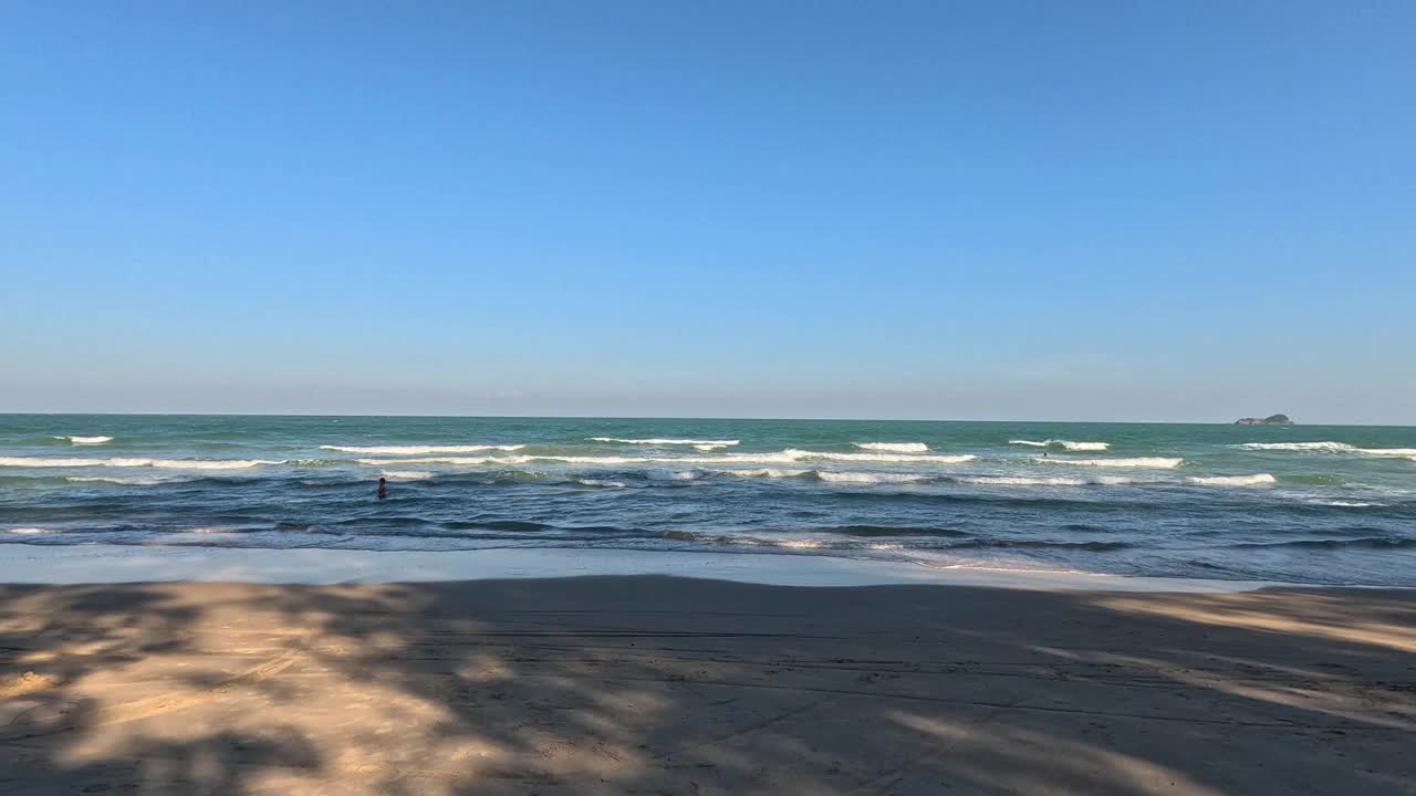 日落时宁静的海滩波浪视频素材