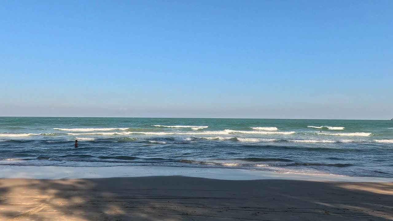 日落时宁静的海滩波浪视频素材