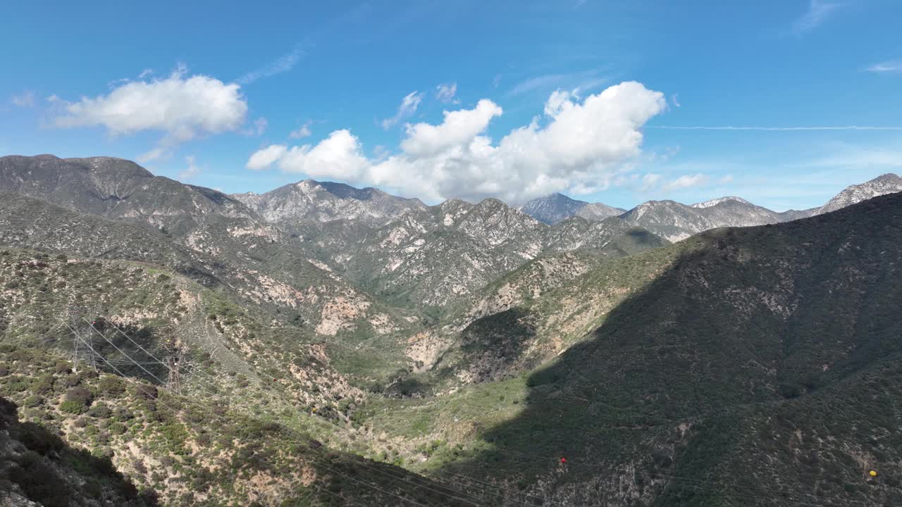 圣盖博山脉崎岖景观的航拍照片视频素材