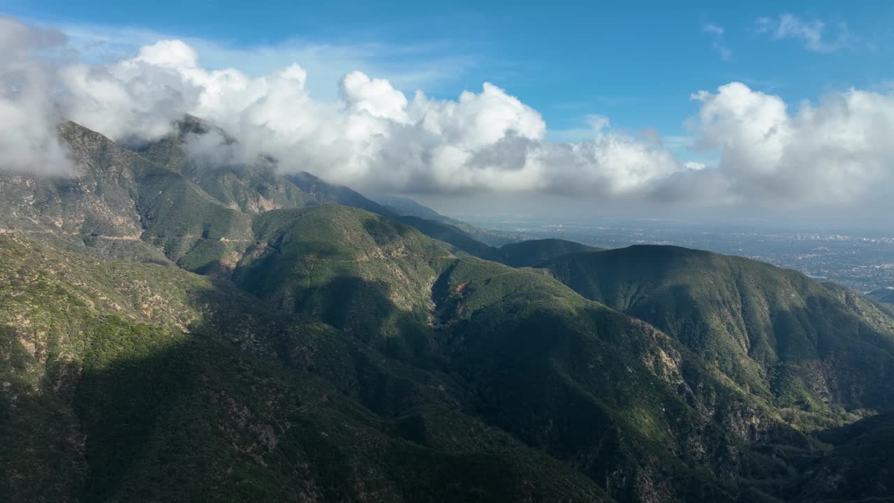 圣盖博山脉崎岖景观的航拍照片视频素材