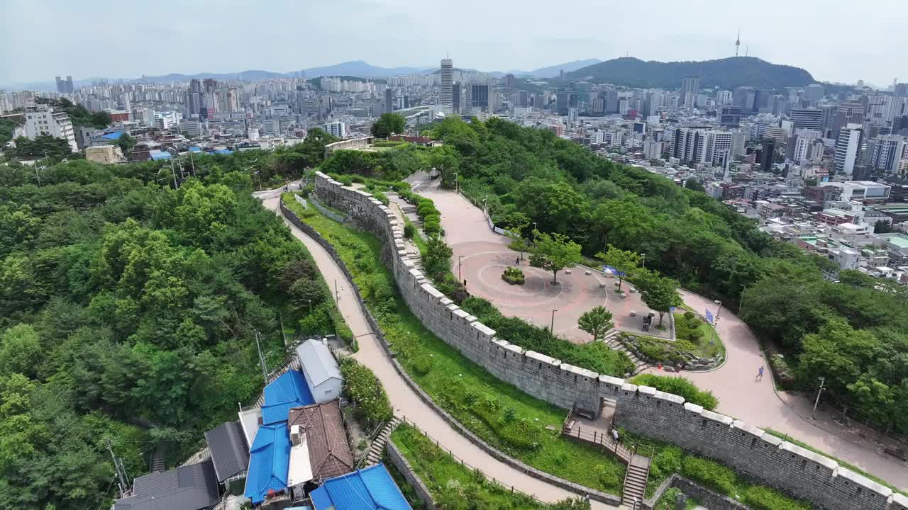 城北洞，洛山公园，堡垒小径，建筑，云和风景/钟路区，首尔，韩国视频素材