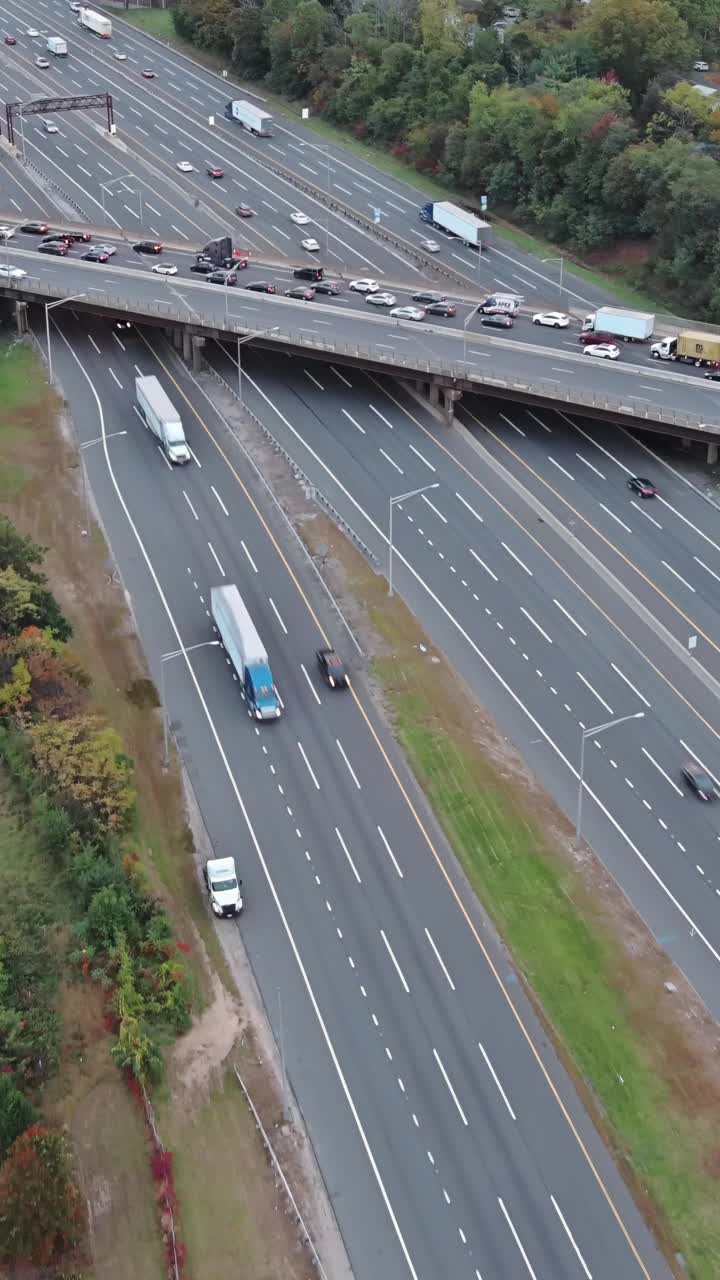 在鸟瞰图中，由于交通堵塞严重，车辆在高峰时间在高速公路上减速视频素材