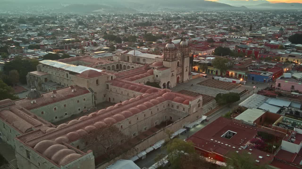 Oaxaca de Juárez，瓦哈卡，墨西哥延时无人机视图视频素材