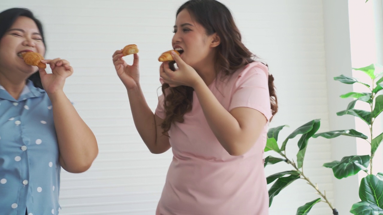 两个高大女人的幸福。视频素材