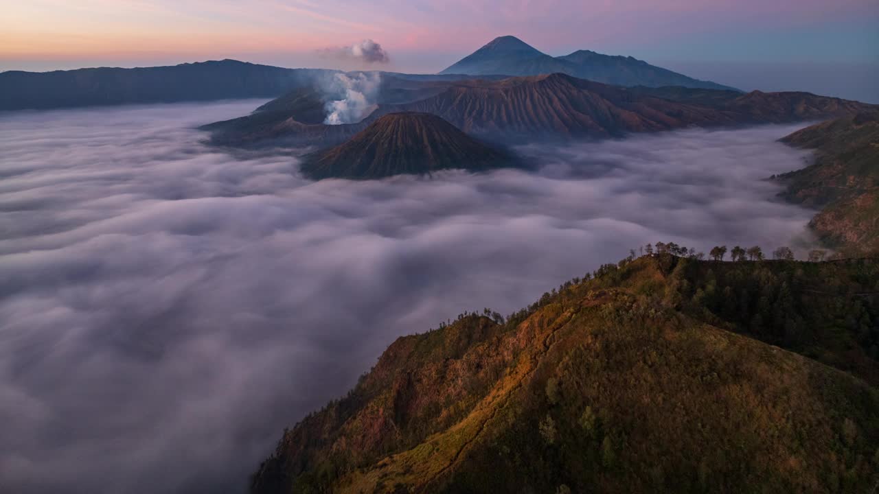 印尼爪哇，云海上方的Bromo活火山超缩鸟瞰图视频素材