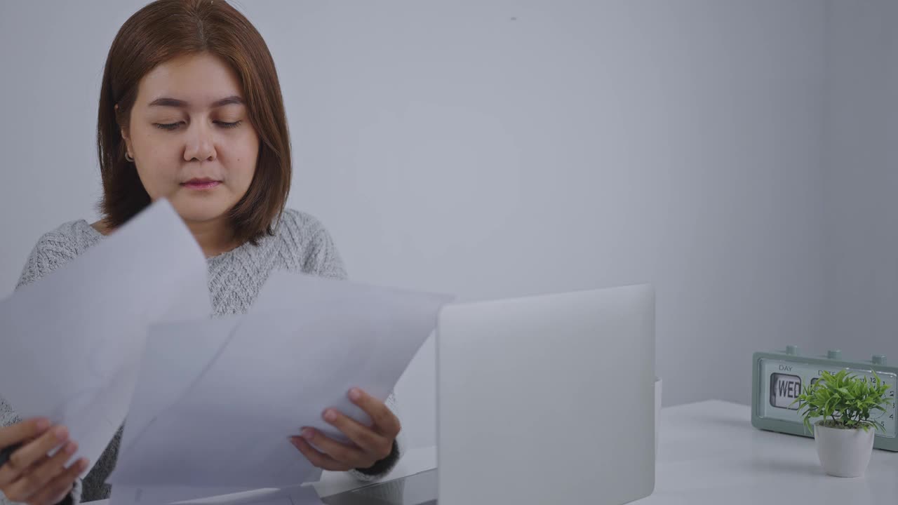 年轻的亚洲女子喝加冰的水，摸自己的脸颊，忍受牙痛，对寒冷有情绪反应。视频素材