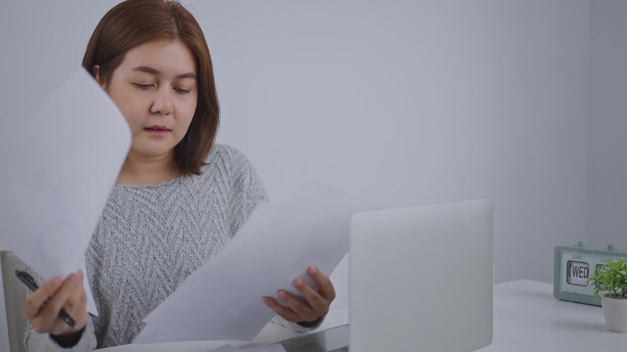 年轻的亚洲女子喝加冰的水，摸自己的脸颊，忍受牙痛，对寒冷有情绪反应。视频素材