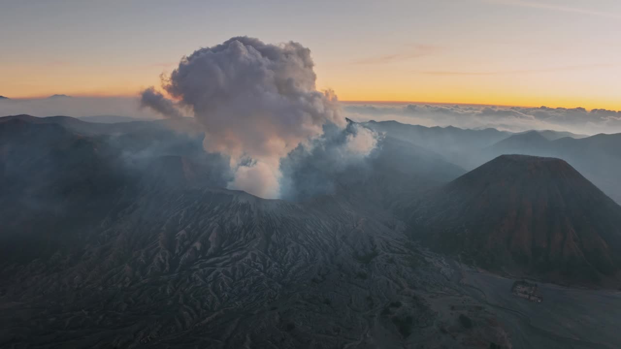 4K超延时鸟瞰图环绕印尼爪哇的Bromo活火山飞行视频下载