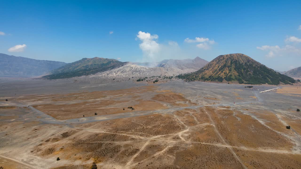 超缩鸟瞰图飞行到Bromo火山活火山与汽车运输游客到观景，爪哇，印度尼西亚视频下载