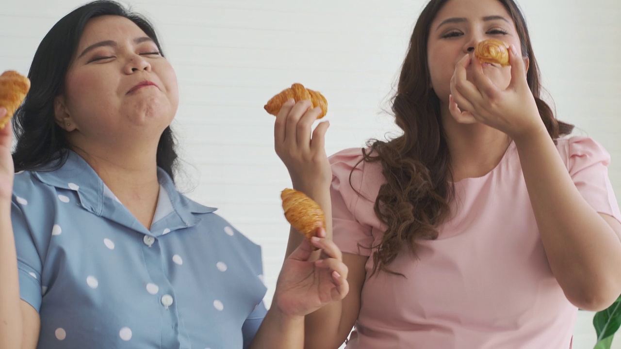 两个高大女人的幸福。视频素材