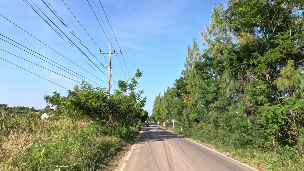 风景优美的驾车穿过郁郁葱葱的乡村视频素材