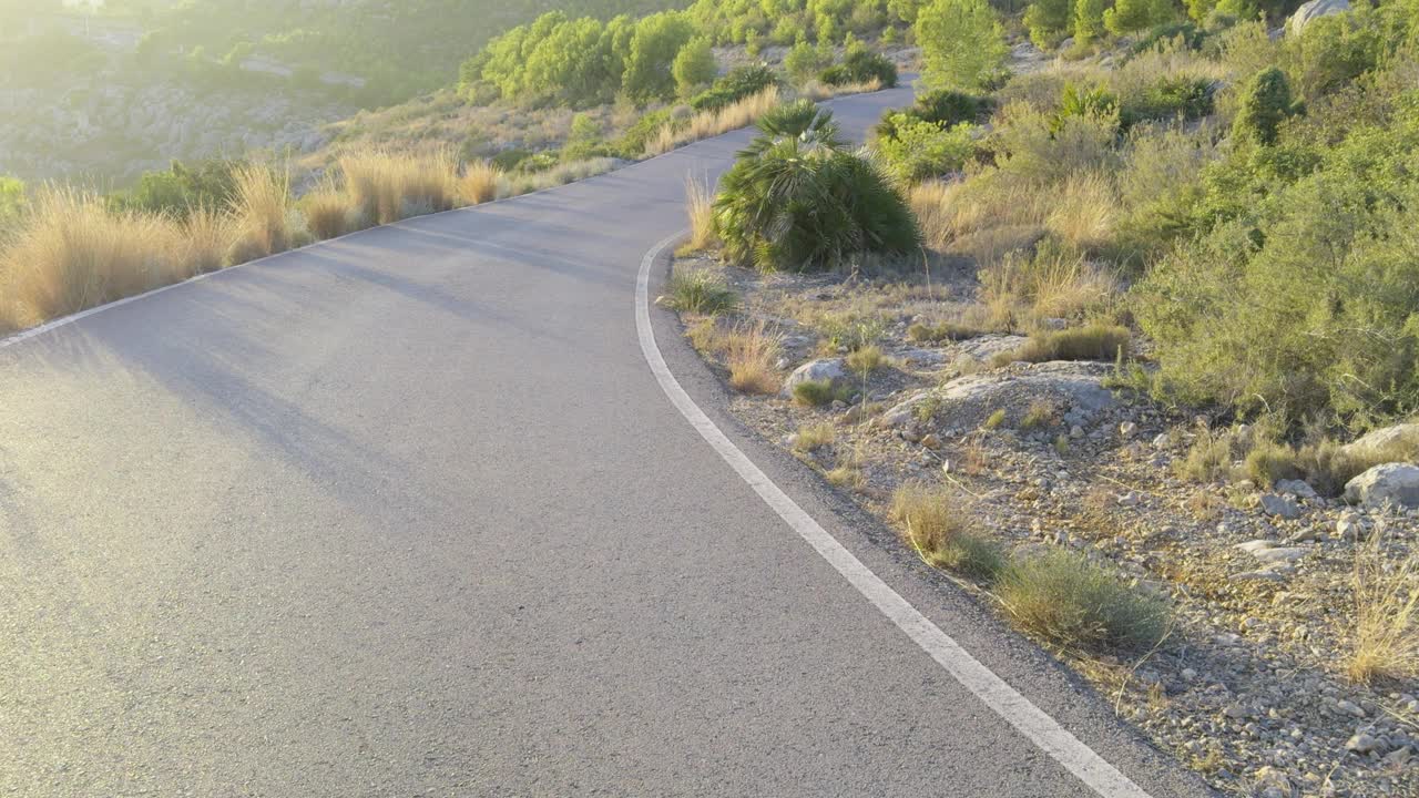 柏油路在西班牙靠近大海的山上视频素材