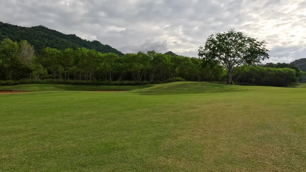 宁静的高尔夫球场景观全景视频素材