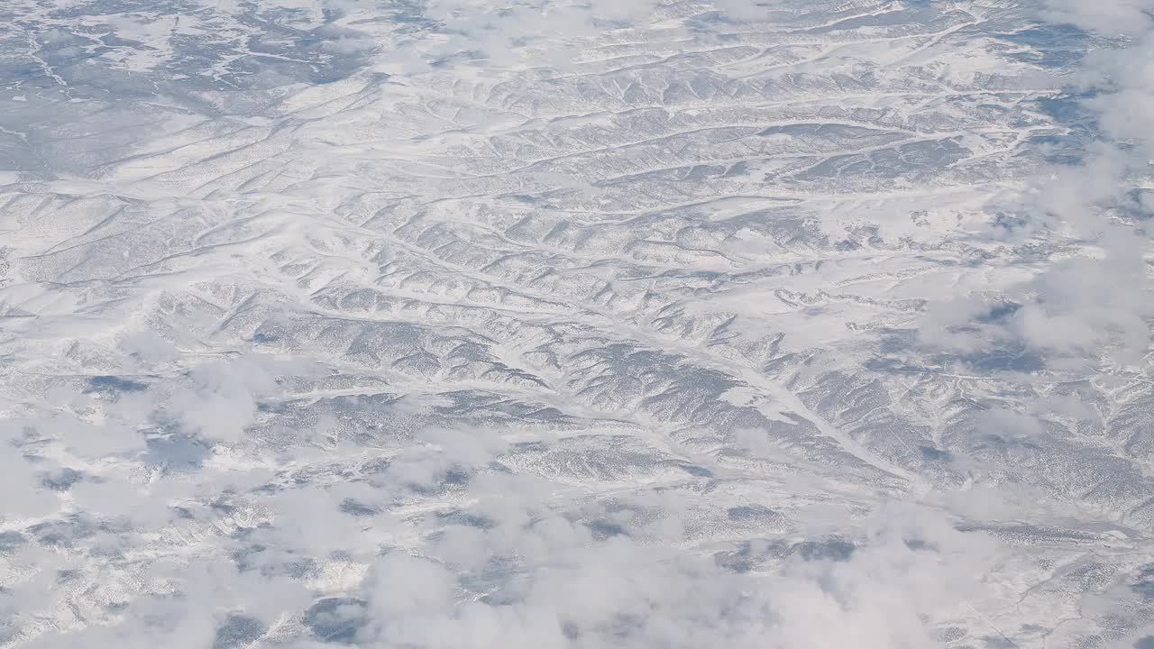 冬季在北美上空飞行。飞机窗外的风景视频素材