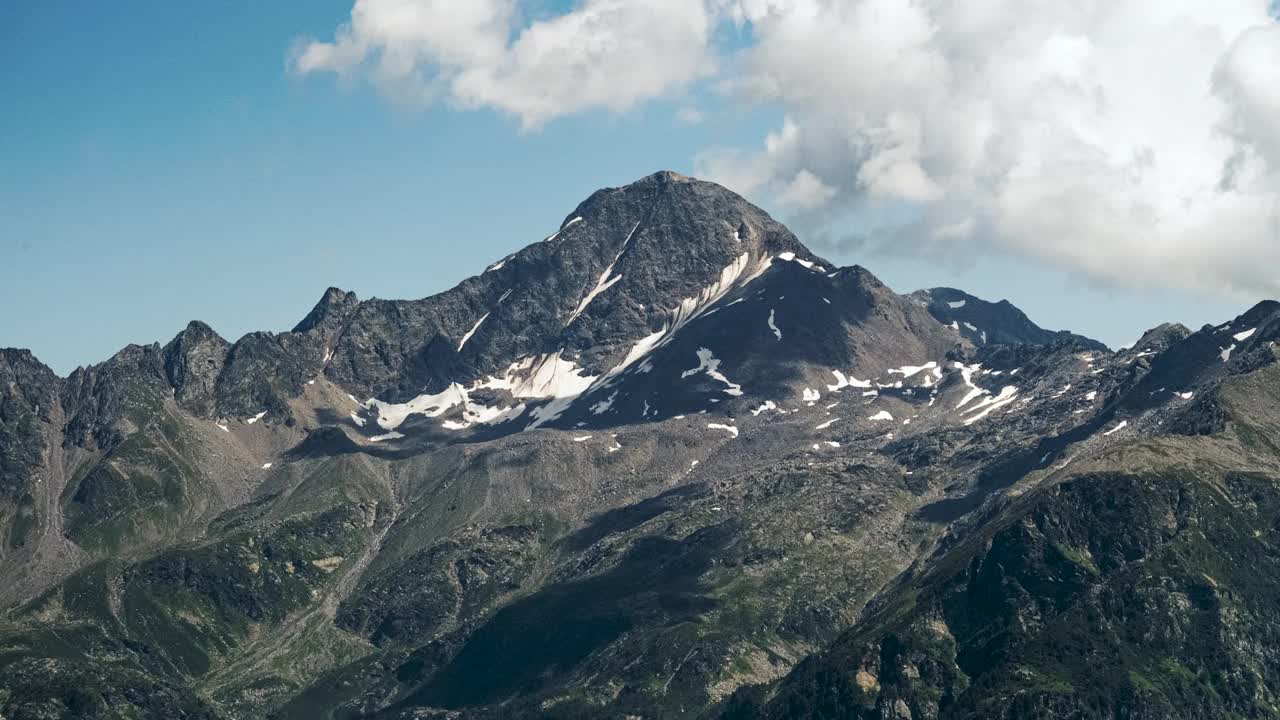 意大利阿尔卑斯山脉马德西莫山谷皮佐·斯特拉周围云彩的延时视图视频下载