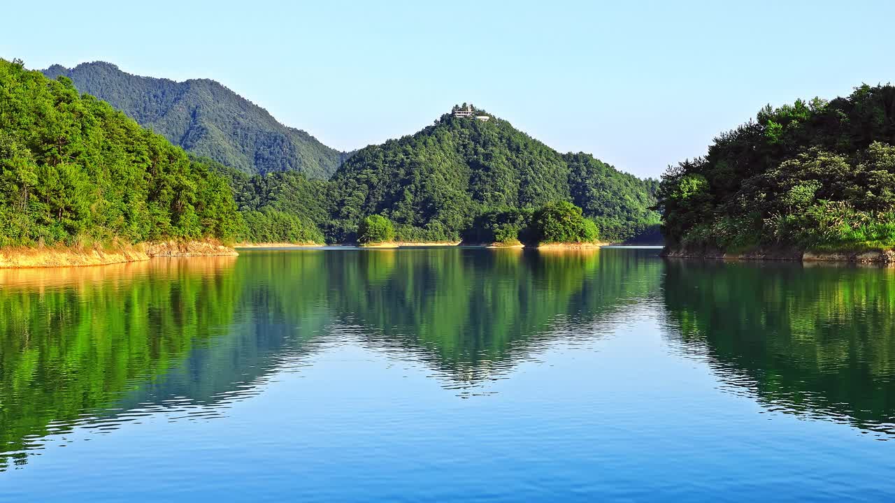 杭州湖水清澈见底，绿岛环山，自然景观优美视频素材