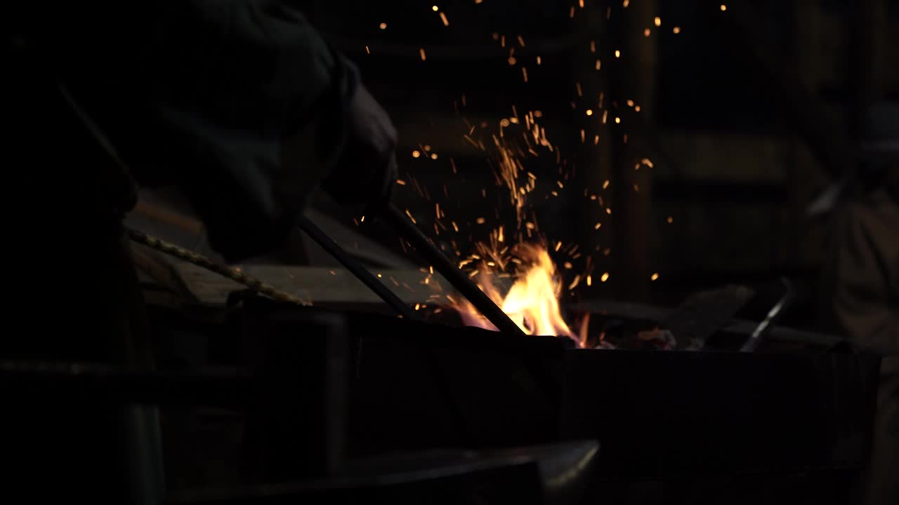 熔炉，用于在铁匠的铁砧上加热铁质，制作古代传统的手工制品视频素材