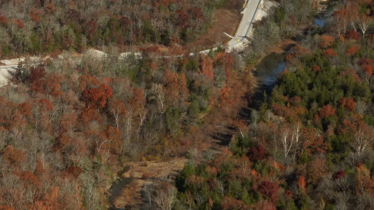 Highway During Autumn In Lee Creek River Park Near West Fork, Washington County, Arkansas, USA. Aerial Drone Shot视频素材