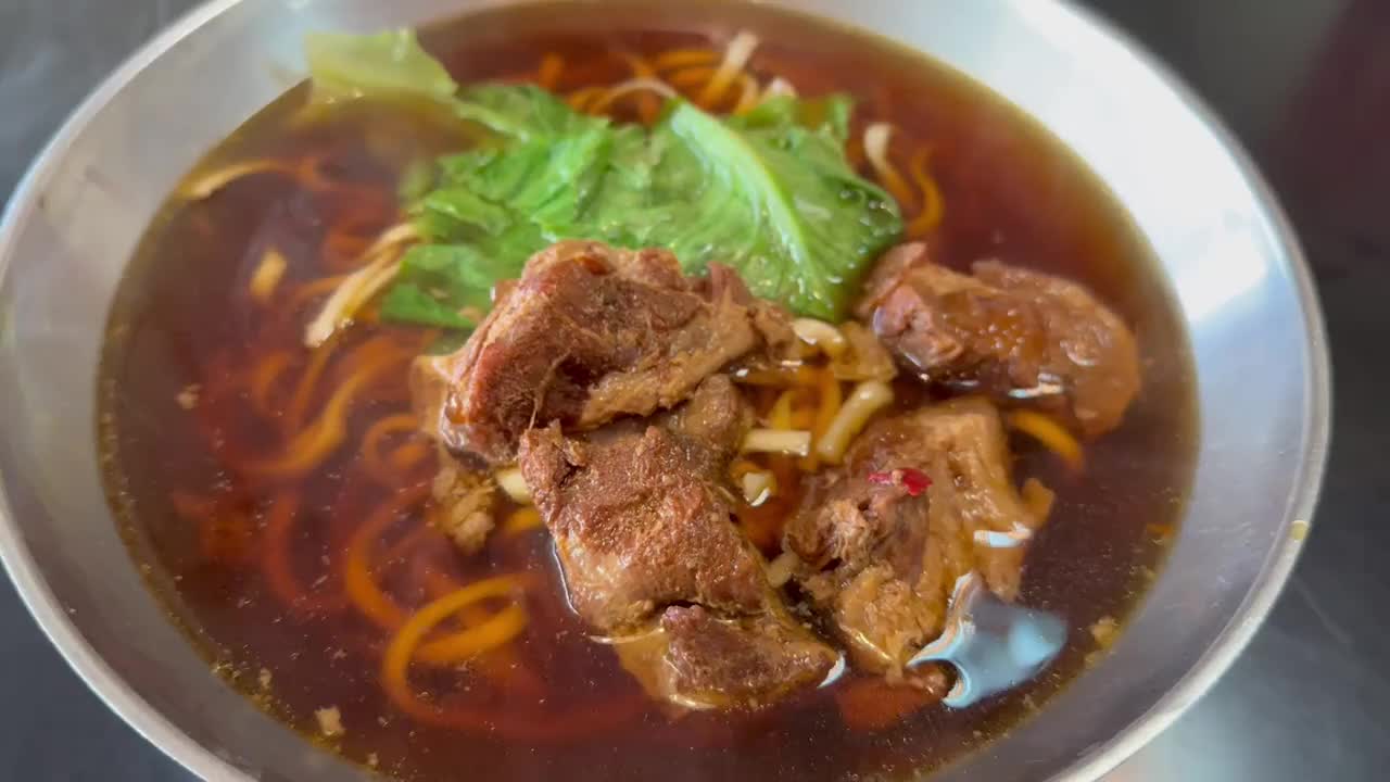 台湾传统牛肉面汤视频素材