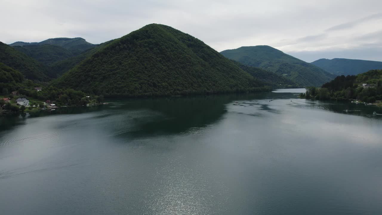 在波斯尼亚和黑塞哥维那，无人驾驶飞机沿着Veliko Plivsko湖飞行视频素材