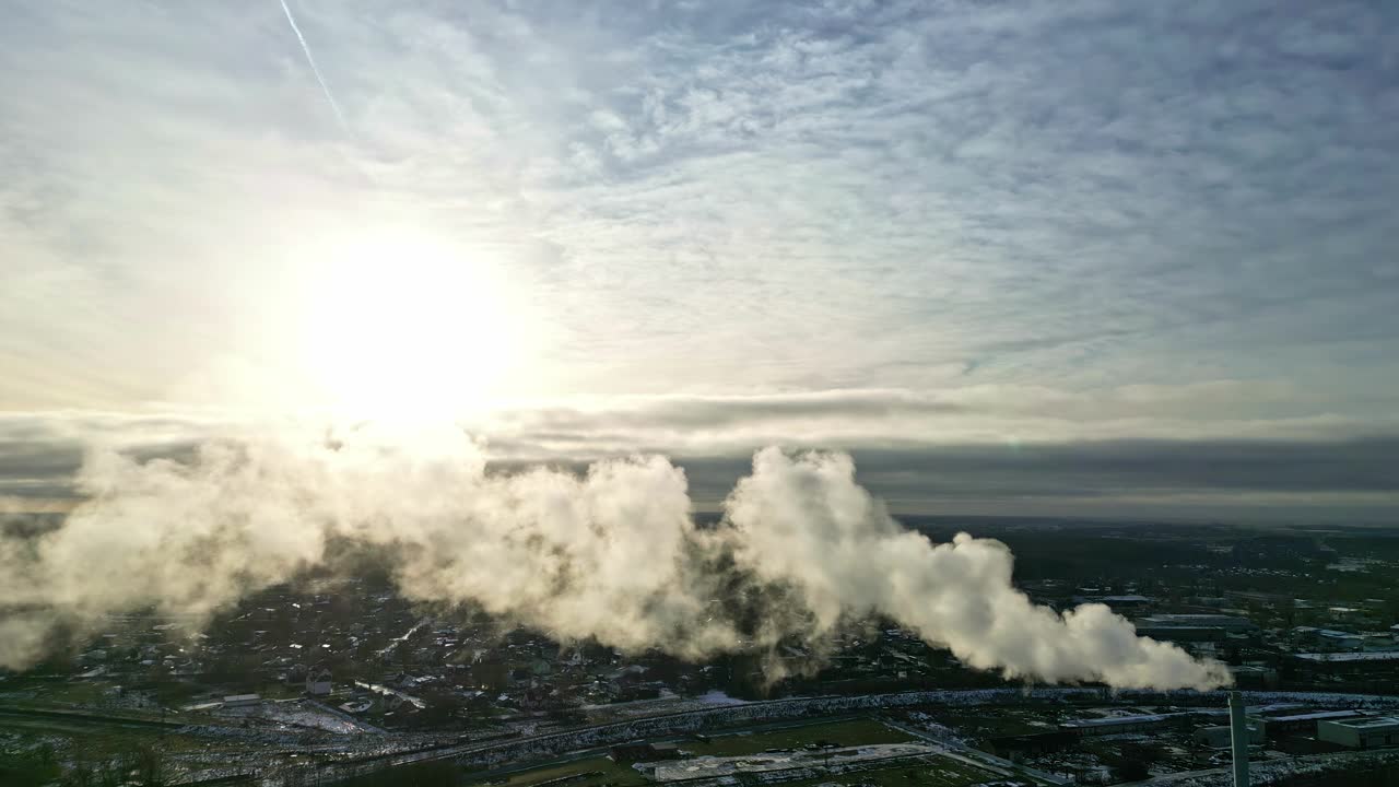 工业烟雾从烟囱与城市景观背景，晴天-鸟瞰图视频素材