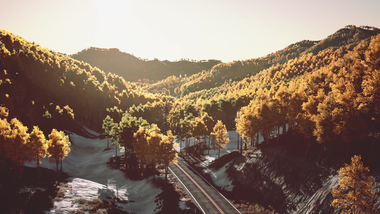 山间道路的鸟瞰图视频素材