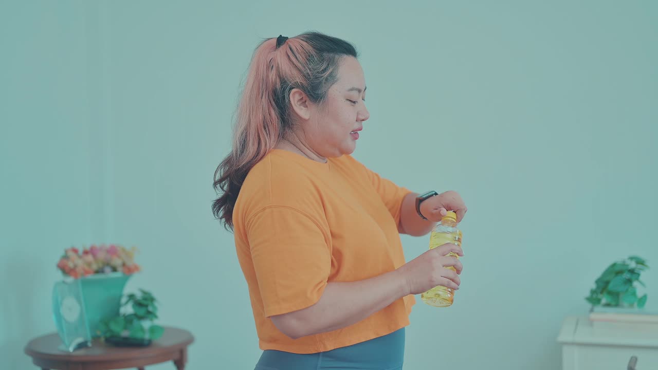 大码女人喝能量饮料视频素材