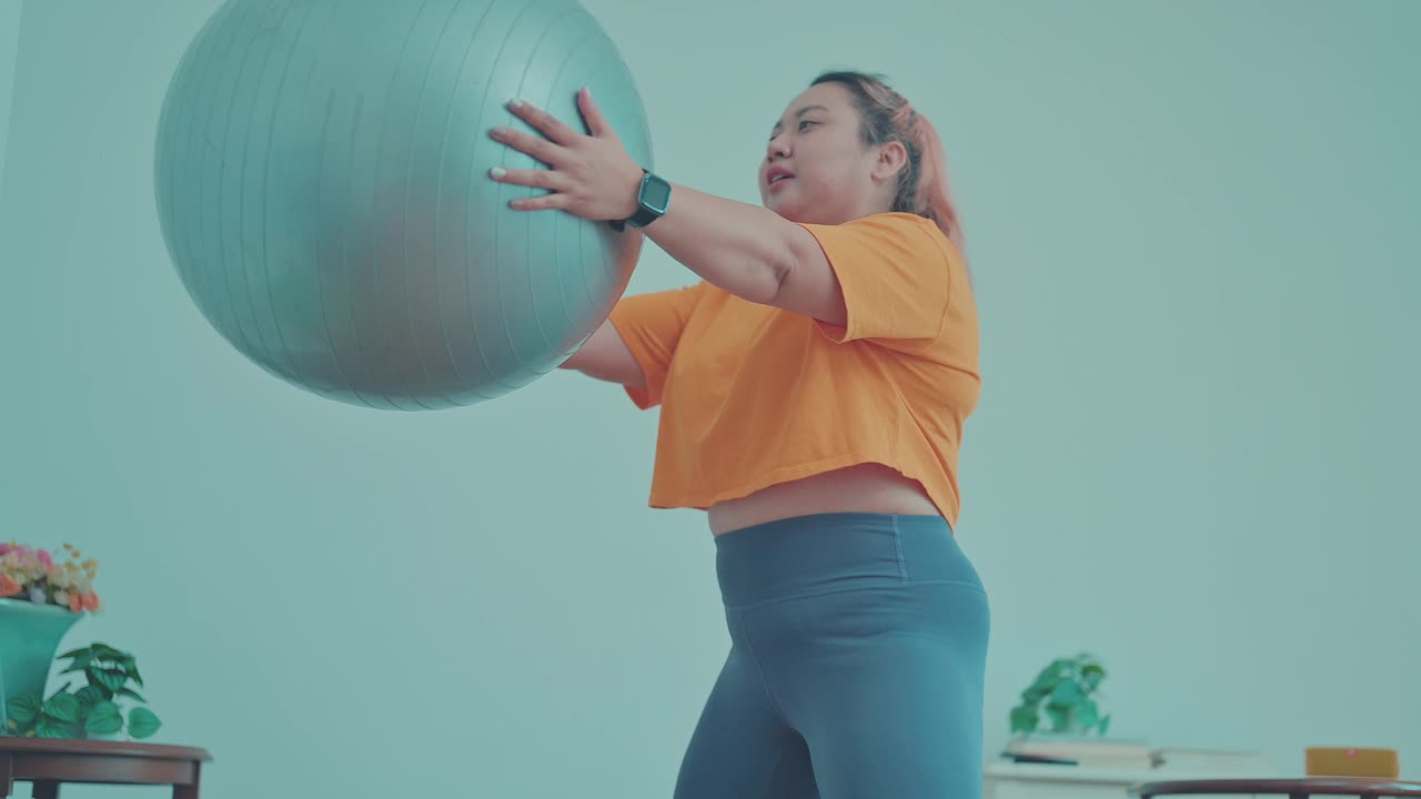 大码女性在家锻炼视频素材
