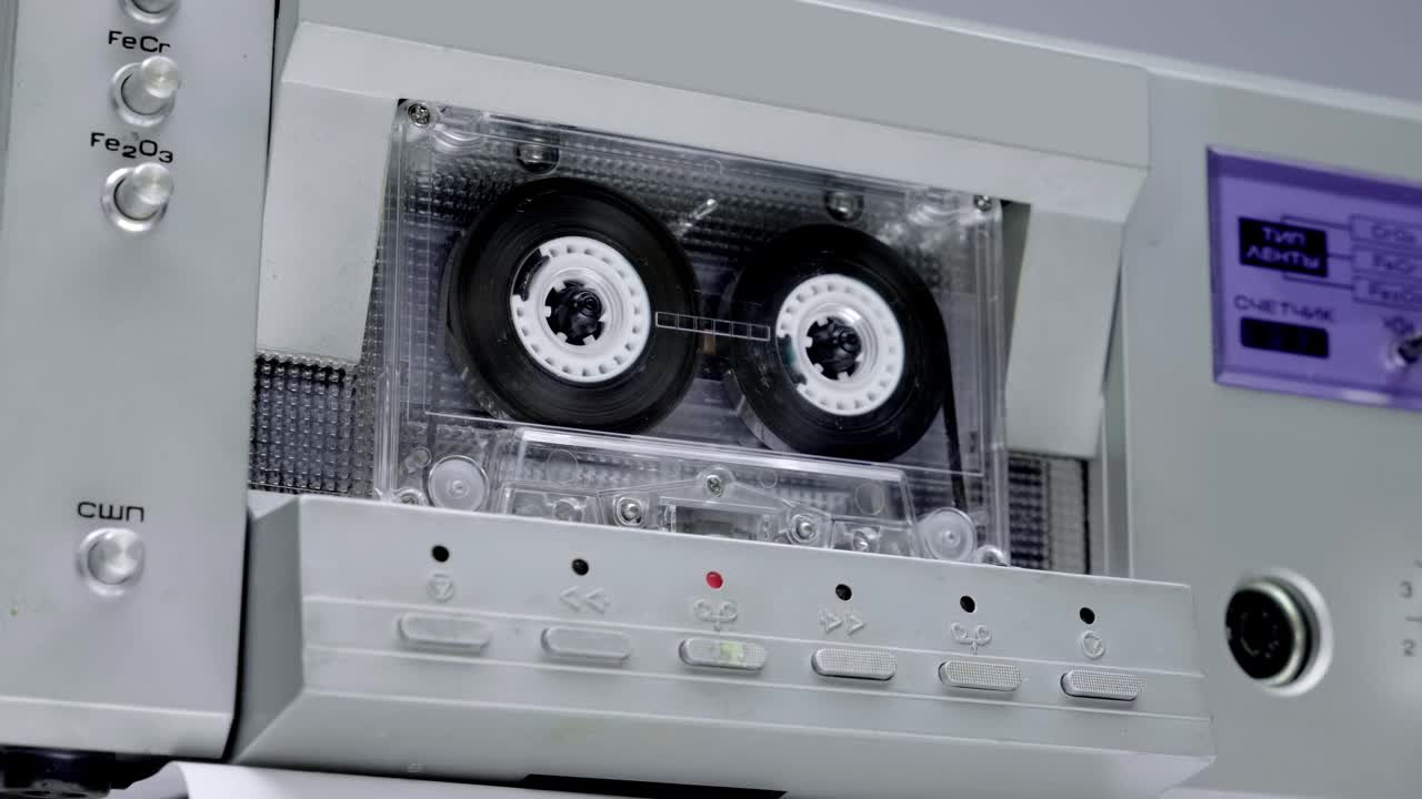 透明机身的卡带在80年代的高保真音响中播放音乐视频素材
