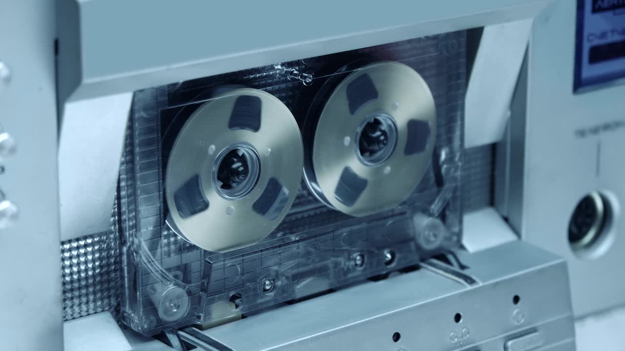 带有时尚卷轴的卡带在高保真音响中播放着80年代的音乐视频素材