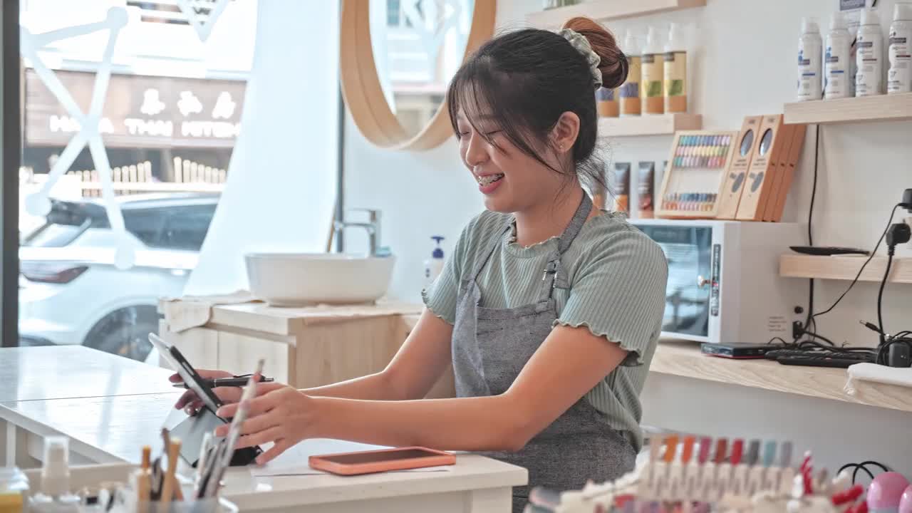 年轻的亚洲女人微笑着看着镜头视频素材