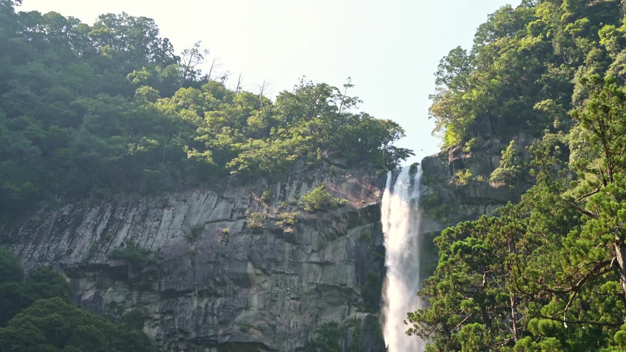 雄伟的日本奈芝瀑布视频素材