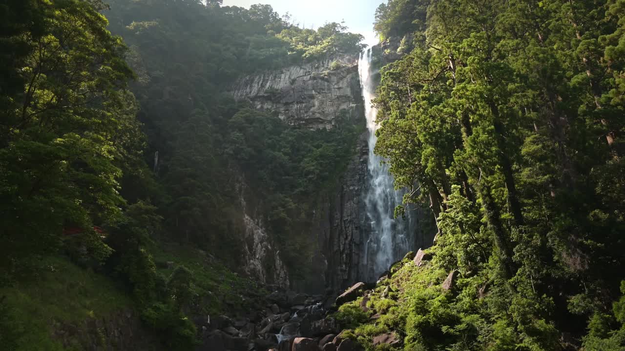 雄伟的日本奈芝瀑布视频素材