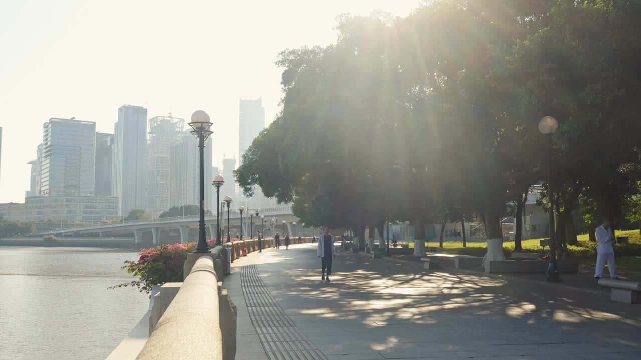 广州珠江边人行道的晨景视频下载