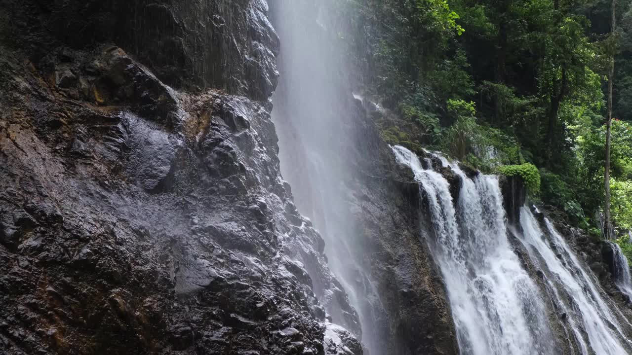 美丽的山谷，瀑布落在岩石上，形成柔和的毛毛雨效果视频素材