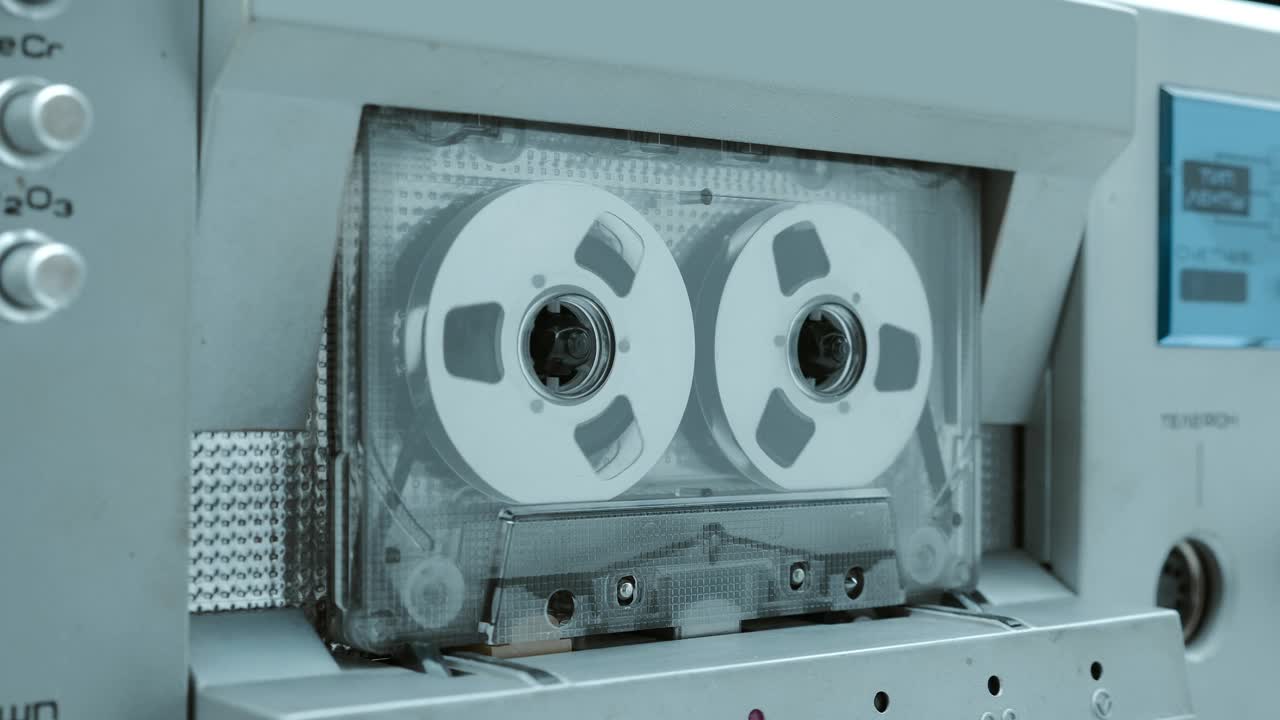 带有时尚卷轴的卡带在高保真音响中播放着80年代的音乐视频素材