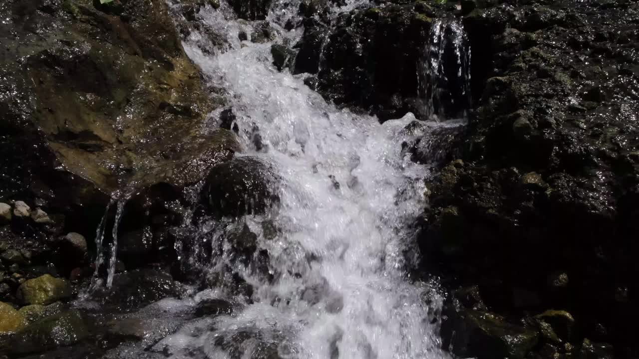 水在岩石间缓慢流动视频素材