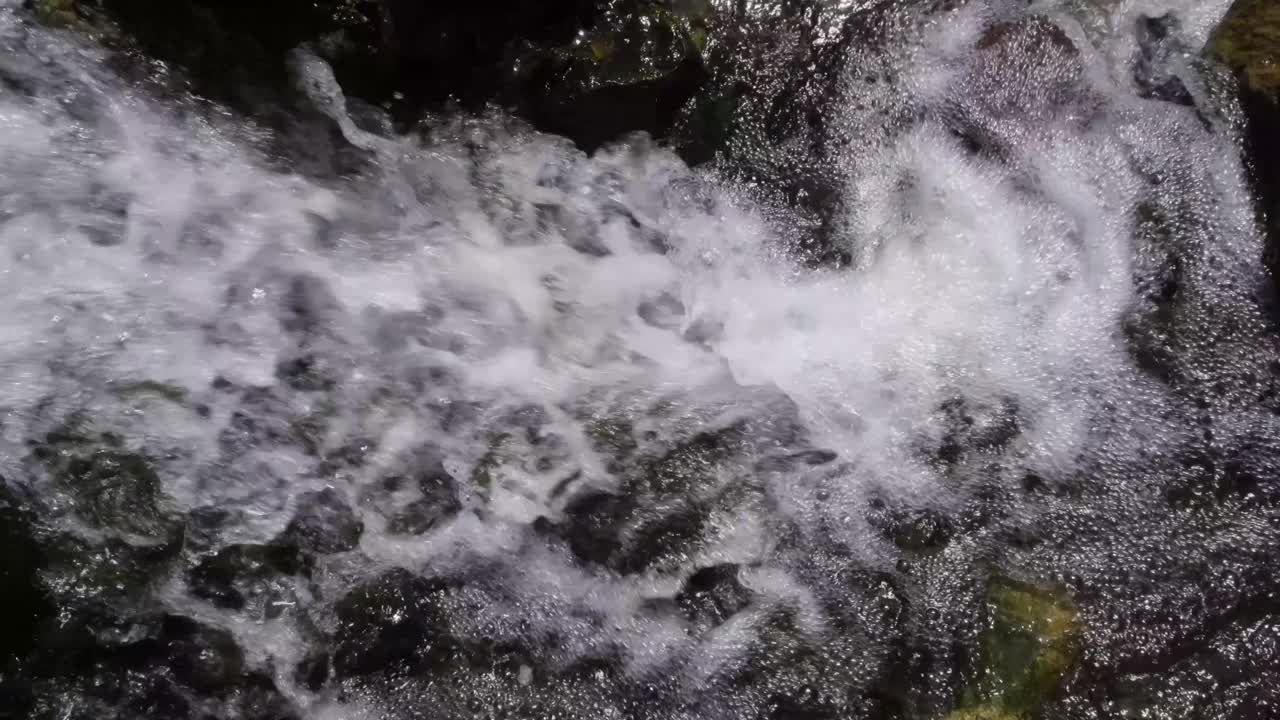 湍急的水流在岩石河流中缓慢流动视频下载