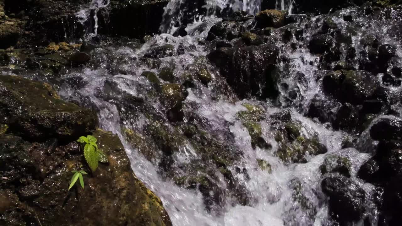 水从坚硬的岩石上流过，以慢动作快速流动视频下载