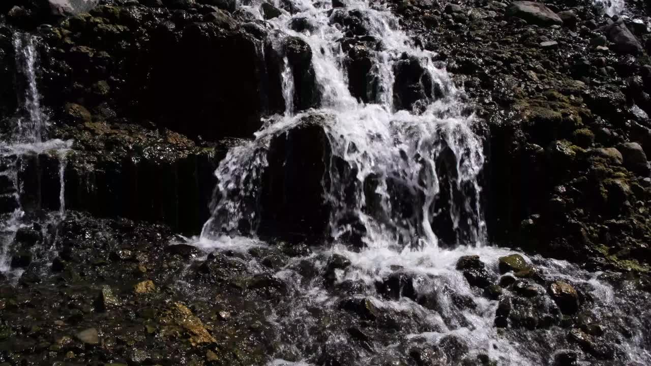 瀑布的水从坚硬的岩石上流过视频素材