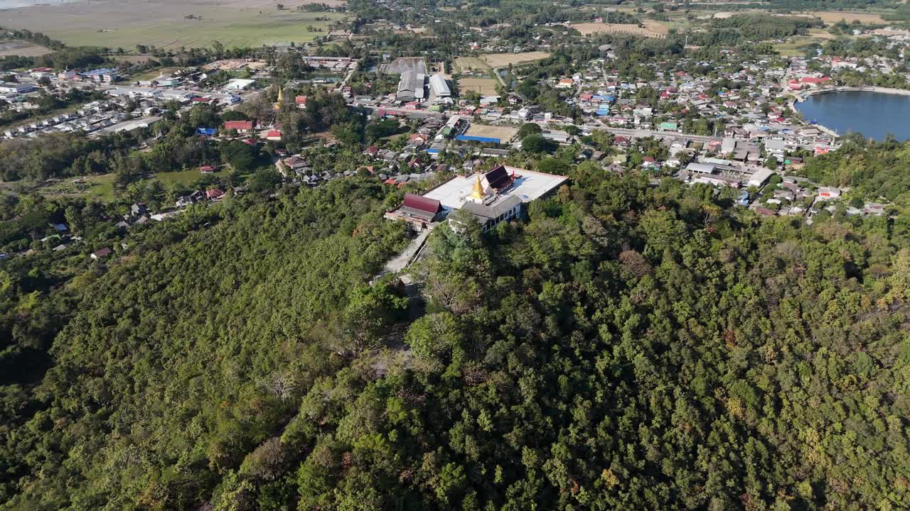 鸟瞰位于泰国清莱省Thoeng区的Wat Phra That Chom Chor寺。视频素材