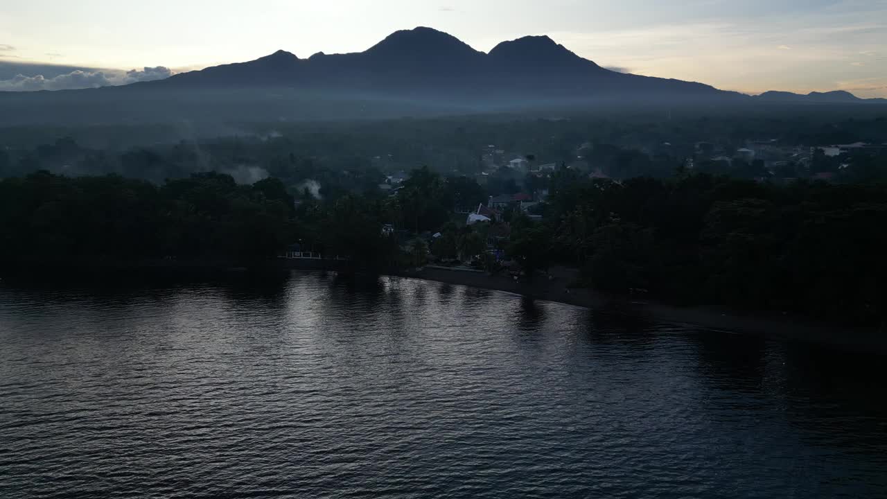 小岛上的小镇和山景在黄昏时分视频素材