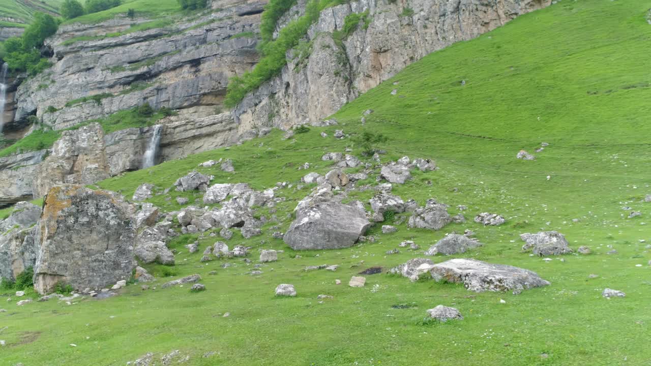 美丽的风景与山和岩石视频素材