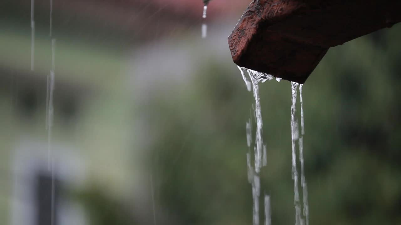 雨水从排水沟里流了下来视频素材